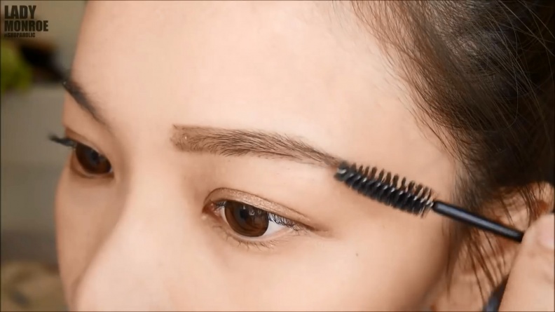 2016-初學者眉毛教學:修眉毛、畫眉毛、眉彩挑選-|BASIC-EYEBROWS-TUTORIAL|夢露MONROE (1).mp4 20180814 165855.123 - 2016-初學者眉毛教學:修眉毛、畫眉毛、眉彩挑選-|BASIC-EYEBROWS-TUTORIAL|夢露MONROE (1).mp4_20180814_165855.123.jpg 初學者眉毛全攻略:如何修眉毛、怎麼畫眉毛以及適合自己的眉彩挑選