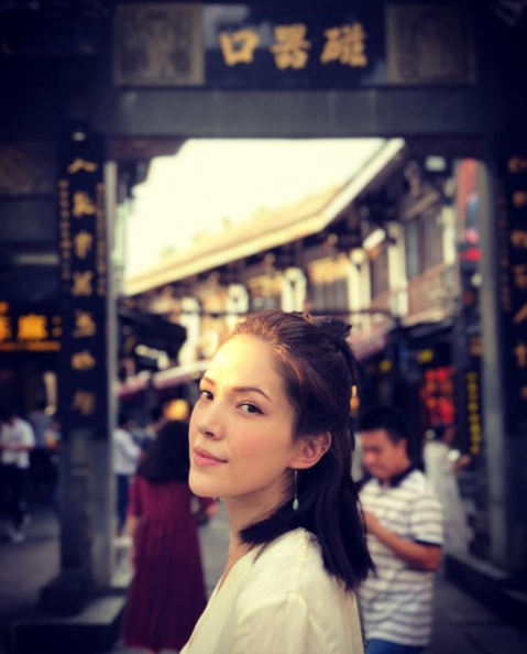 賈靜雯、許瑋甯也這樣綁！「半丸子頭」慵懶又時尚！綁一半最美～