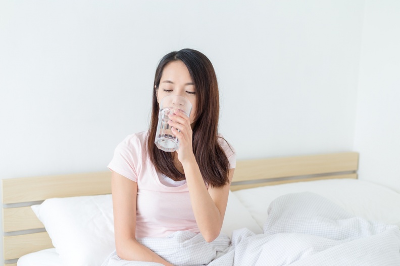 起床先喝水還是先刷牙？早上這樣喝才能美顏又排毒！
