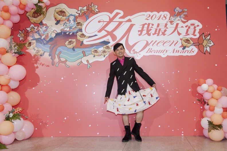 工作中也要放閃，黃子佼2個小心機隔空示愛孟耿如