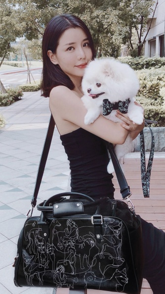 人氣時尚女星李毓芬和愛犬太陽親密合照 佩戴CHARLES & KEITH最新寵物系列項圈(1) - 人氣時尚女星李毓芬和愛犬太陽親密合照 佩戴CHARLES & KEITH最新寵物系列項圈(1).jpg 李毓芬攜愛犬太陽秀新歡,快來跟毛小孩一起穿親子裝!