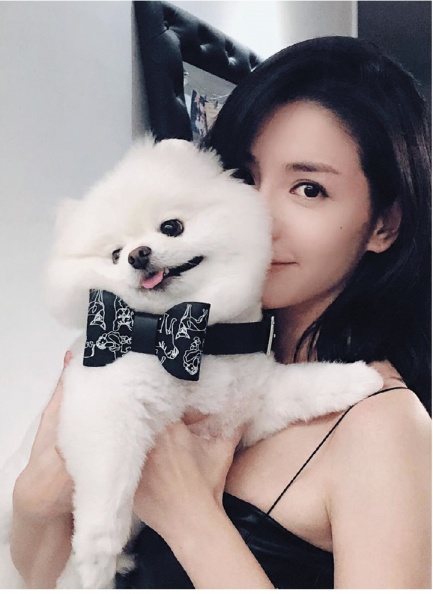 人氣時尚女星李毓芬和愛犬太陽親密合照 佩戴CHARLES & KEITH最新寵物系列項圈 - 人氣時尚女星李毓芬和愛犬太陽親密合照 佩戴CHARLES & KEITH最新寵物系列項圈.jpg 李毓芬攜愛犬太陽秀新歡,快來跟毛小孩一起穿親子裝!