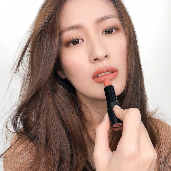 黑皮妞命定唇色：蜜桃奶茶＃M01幸運柔焦霧唇膏，把路人秒變正妹！