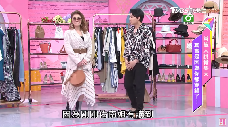 誰說肩寬不好看！西裝外套＋百褶裙＋寬版腰帶，超完美身型！