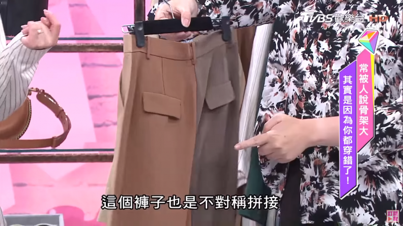 誰說肩寬不好看！西裝外套＋百褶裙＋寬版腰帶，超完美身型！