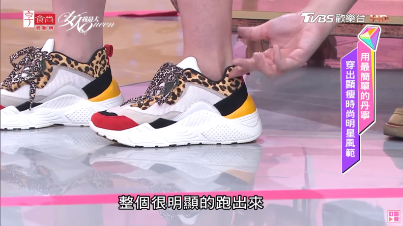 顧子歆丹寧風改造！寬鬆T恤＋丹寧連身裙裝