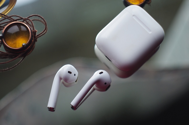 AirPods、無線耳機怎麼清潔消毒?千萬別用酒精、牙籤,專家教你這樣做