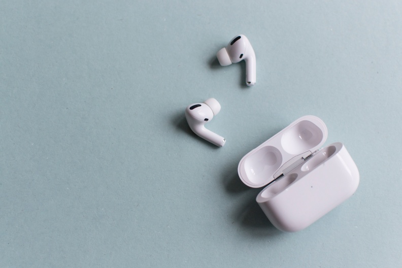 AirPods、無線耳機怎麼清潔消毒?千萬別用酒精、牙籤,專家教你這樣做