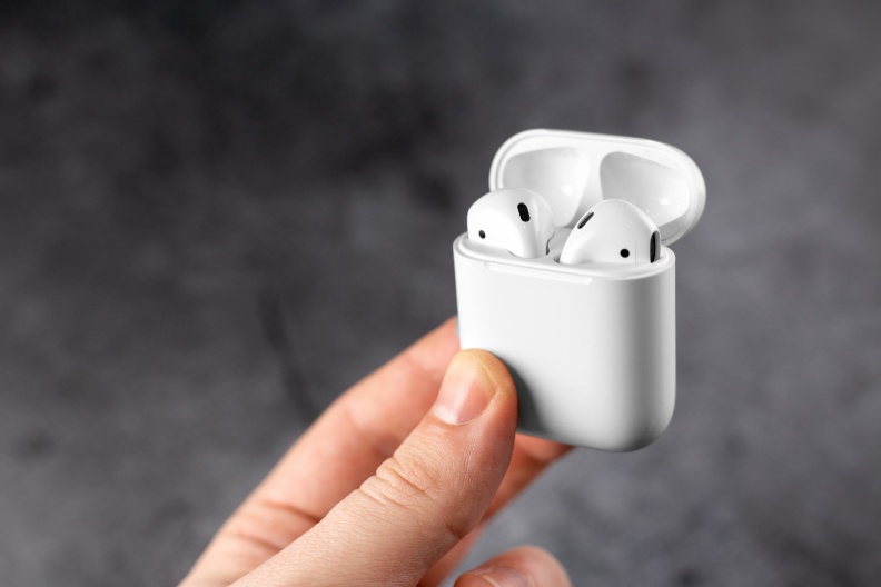 AirPods、無線耳機怎麼清潔消毒?千萬別用酒精、牙籤,專家教你這樣做