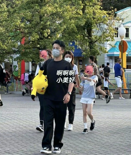 楊冪9歲女兒「完美身材比例」現身遊樂園，網讚：神複製女神媽媽的基因