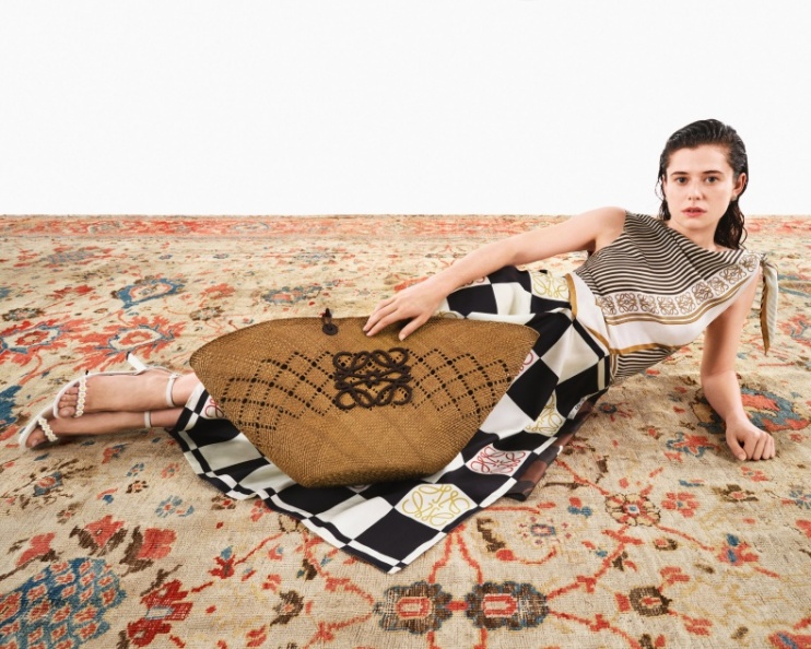 LOEWE Paula’s Ibiza 系列：把自由奔放、音樂、歡愉無憂融入最新女裝、鞋包設計