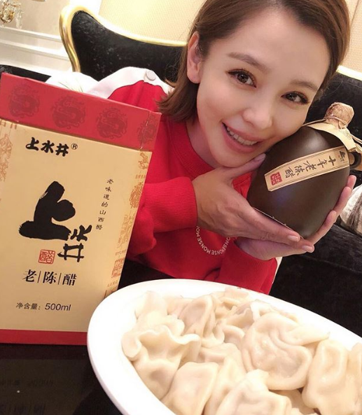徐若瑄半夜曬素顏乾杯照！自曝凍齡、瘦身全靠「這一杯」