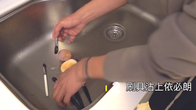 萬年不洗刷，臉會爛掉！快跟小凱老師學刷具清潔
