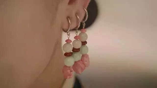 還打什麼瘦臉針！明明靠耳環就能變小臉美人
