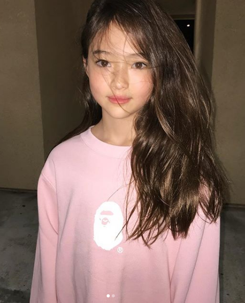 擁百萬粉絲踢走全智賢，混血童模Ella Gross受封「小宋慧喬」