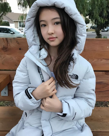 擁百萬粉絲踢走全智賢，混血童模Ella Gross受封「小宋慧喬」