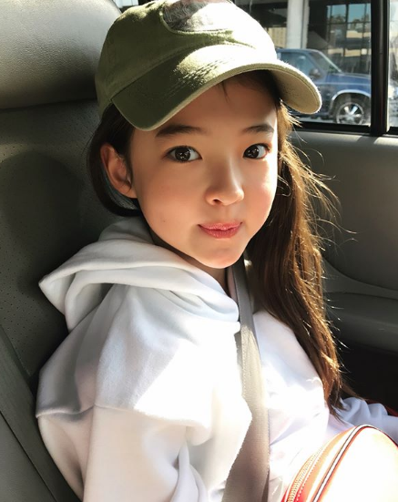 擁百萬粉絲踢走全智賢，混血童模Ella Gross受封「小宋慧喬」