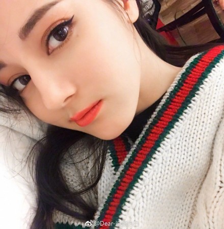 迪麗熱巴連逛街都在敷面膜！靠「這4招」養出仙女雪白肌