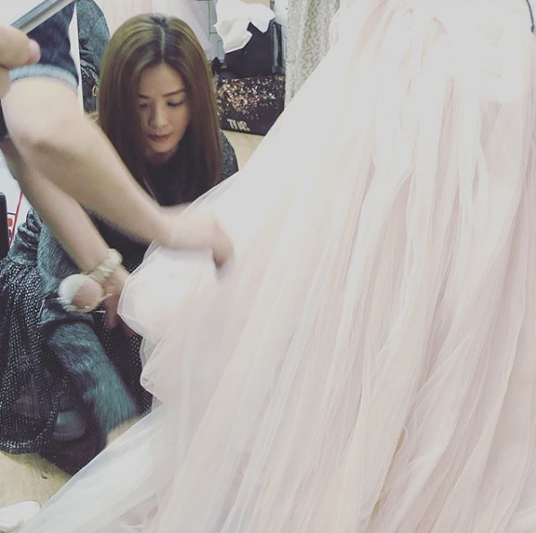 阿嬌婚宴倒數試婚紗、阿Sa在旁整理裙襬，好姐妹就是這樣的！