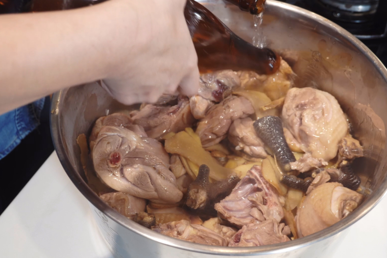 髮神變廚神！吳依霖麻油雞燉飯獨門做法，吃了暖胃又滋補