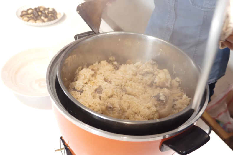 髮神變廚神！吳依霖麻油雞燉飯獨門做法，吃了暖胃又滋補