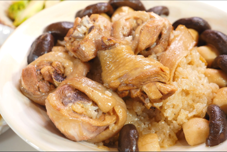 髮神變廚神！吳依霖麻油雞燉飯獨門做法，吃了暖胃又滋補