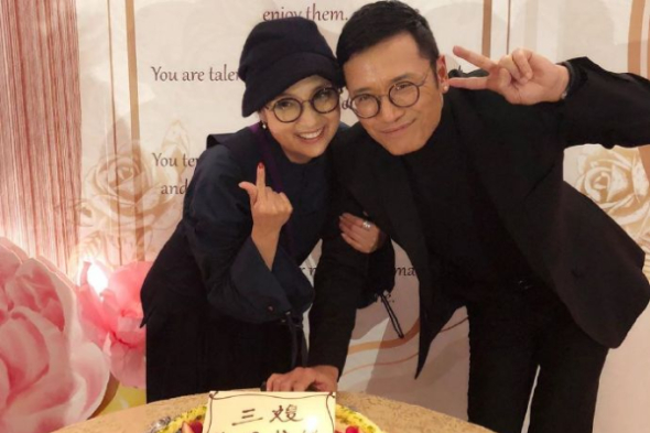 結婚29年依舊恩愛4招！苗僑偉為57歲愛妻慶生，網友驚：這陣容連電視台慶都請不來