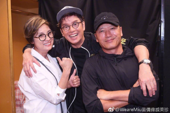 結婚29年依舊恩愛4招！苗僑偉為57歲愛妻慶生，網友驚：這陣容連電視台慶都請不來