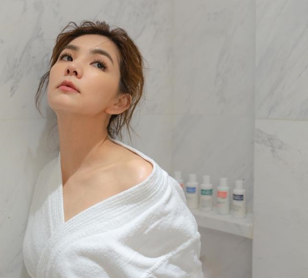 辣媽Ella維持美貌歸功老公的誠實，自創「彎腰按摩法」臉蛋好緊實！