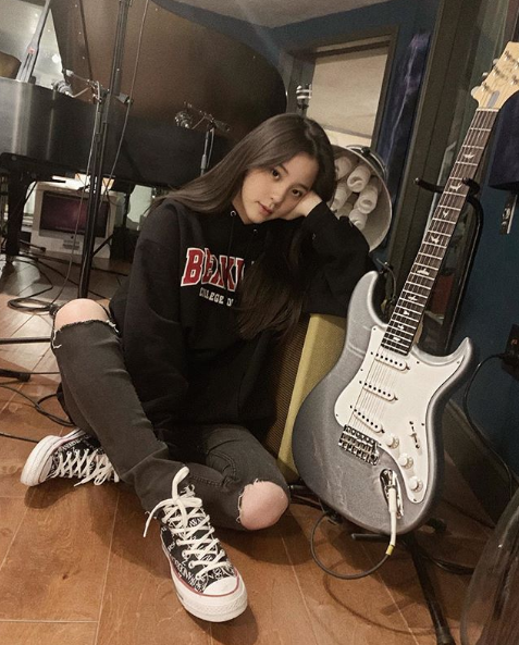 歐陽娜娜絕對是All Star鐵粉無誤！學生鞋被她這樣穿就是潮