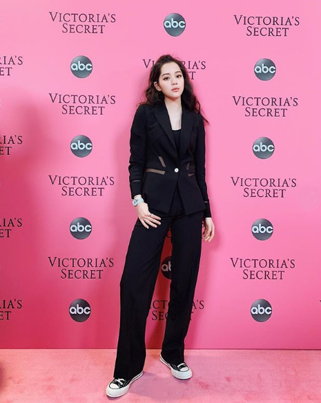 歐陽娜娜絕對是All Star鐵粉無誤！學生鞋被她這樣穿就是潮