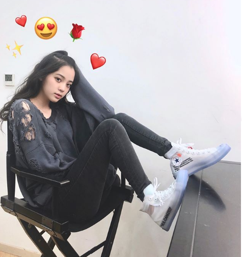 歐陽娜娜絕對是All Star鐵粉無誤！學生鞋被她這樣穿就是潮