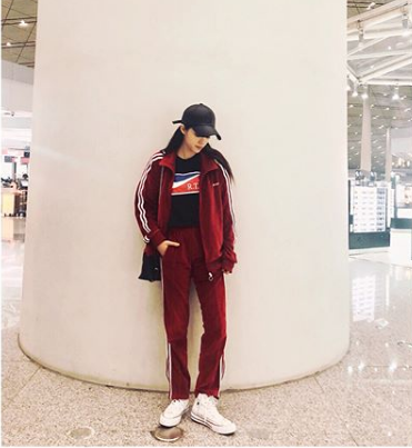 歐陽娜娜絕對是All Star鐵粉無誤！學生鞋被她這樣穿就是潮