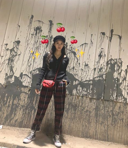 歐陽娜娜絕對是All Star鐵粉無誤！學生鞋被她這樣穿就是潮