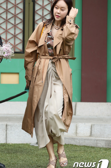 軍艦島女主角李貞賢婚禮！徐賢、孫藝珍這樣穿，時髦又不搶新娘風采