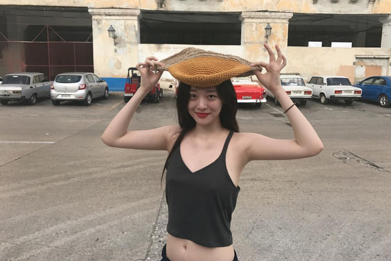 女生激凸ok嗎？韓話題女星雪莉沒穿內衣直播被罵翻，大家怎麼看？
