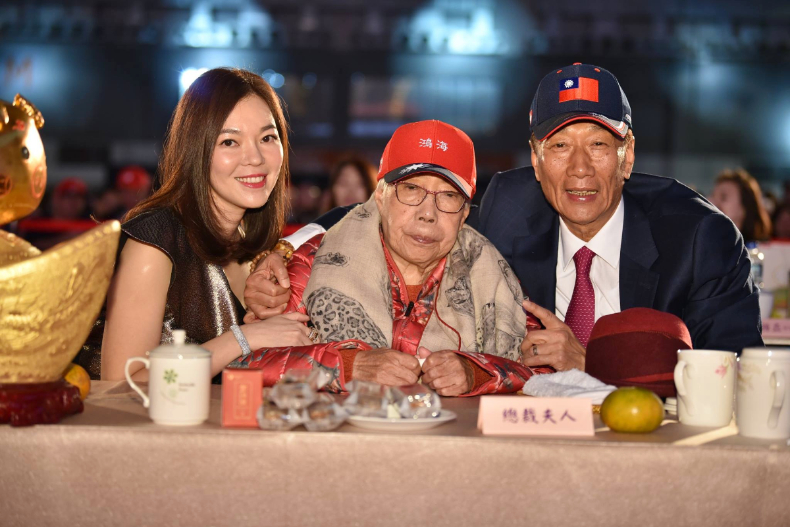 45歲肌膚依舊亮得像燈泡！郭董夫人曾馨瑩的保養秘訣，原來是常做「這件事」