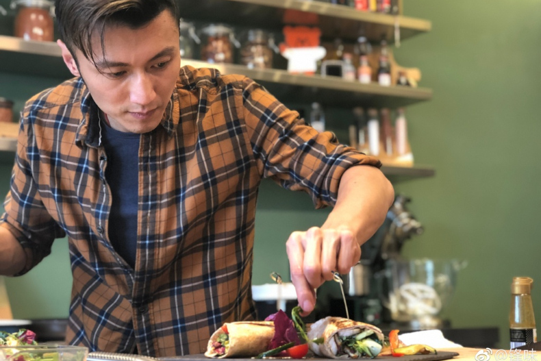 為天后女友下廚！謝霆鋒親口認：在家一定是我做飯，帥出新高度