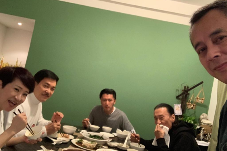 為天后女友下廚！謝霆鋒親口認：在家一定是我做飯，帥出新高度