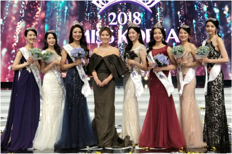 「李敏鎬媽媽」根本是女神！52歲金成玲曬素顏、長腿照，誰說歲月一定是把殺豬刀