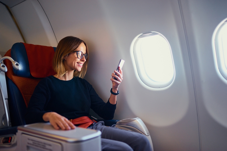 shutterstock 1012511908 - shutterstock_1012511908.jpg 趣味調查:搭飛機噴香水會被討厭!Expedia公佈機上這5種人最惹人厭