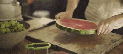 b43a20b288e04d2d9e41547acfa514b0 - b43a20b288e04d2d9e41547acfa514b0.gif 為什麼韓國網紅都在曬西瓜照?原來是這款切西瓜神器,好玩到一用就停不下來