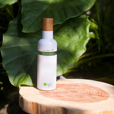 O'right歐萊德「檸檬草植萃乾洗髮」採用清新舒爽潔淨配方,添加檸檬草萃取調節與平衡油脂,融合多種天然植萃淨化同時調理頭皮,維持頭皮清新乾爽 - O'right歐萊德「檸檬草植萃乾洗髮」採用清新舒爽潔淨配方,添加檸檬草萃取調節與平衡油脂,融合多種天然植萃淨化同時調理頭皮,維持頭皮清新乾爽.jpg 美妝圈罷工三寶:素顏霜、乾洗髮、all in one,讓你偷懶罷工還能美過空姐