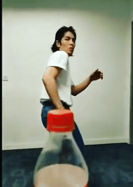 1562549625329 - 1562549625329.gif 蕭敬騰、昆凌、周杰倫都在瘋「開瓶蓋挑戰」,昆凌女打仔上身帥斃了~