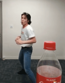 1562549666136 - 1562549666136.gif 蕭敬騰、昆凌、周杰倫都在瘋「開瓶蓋挑戰」,昆凌女打仔上身帥斃了~