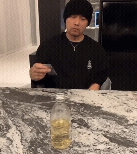 1562550429759 - 1562550429759.gif 蕭敬騰、昆凌、周杰倫都在瘋「開瓶蓋挑戰」,昆凌女打仔上身帥斃了~