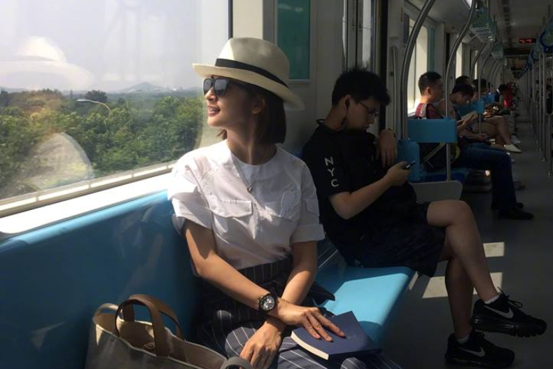 怎麼辦到的？林依晨明明穿得很親民，卻渾身散發「微微優雅型味」