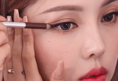 手把手教你改變眼型的3種眼線畫法！拿眼線筆的方向也要注意