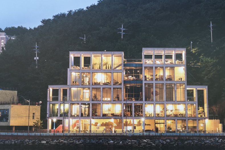 海景、咖啡廳都超級美！釜山「午後的紅茶」還可眺望全球最大百貨