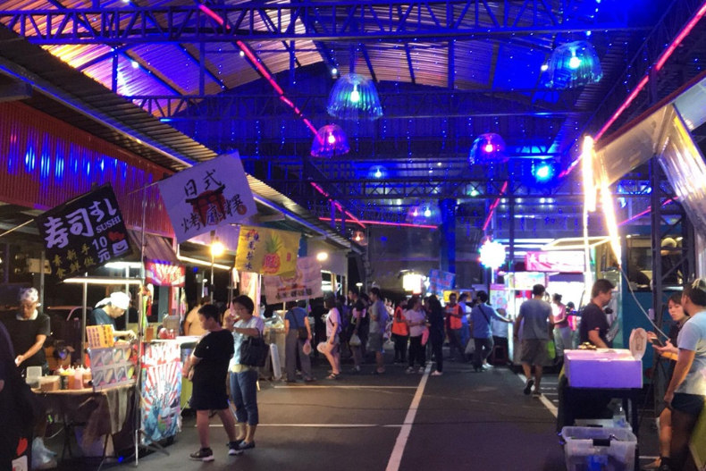 台中400坪新夜市逛起來！試營運期間，拍照打卡就送機車摸彩券